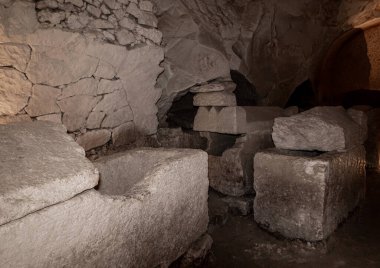 İsrail 'in kuzeyinde Kiryat Tivon kenti yakınlarındaki Beit Shearim Necropolis' in antik mezarlıklarından birinde çeşitli cenazeler yapıldı.