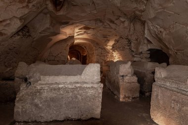 İsrail 'in kuzeyindeki Kiryat Tivon kenti yakınlarındaki Beit Shearim Mezarlığı' nın antik mezarlarından birinde çeşitli cenazeler yapıldı.