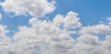 Kuzey İsrail 'de mavi gökyüzünde bulutların eşsiz güzelliğinin panoramik görüntüsü