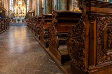 Prag, Çek Cumhuriyeti, 11 Mayıs 2024: Çek Cumhuriyeti Prag 'ın Vysehrad ilçesinde Aziz Peter ve Paul Bazilikası ziyaretçileri için sıralı sıralar