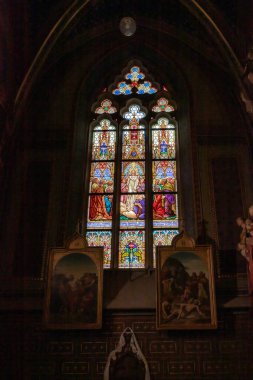 Prag, Çek Cumhuriyeti, 11 Mayıs 2024: Çek Cumhuriyeti 'nin Vysehrad ilçesindeki Aziz Peter ve Paul Bazilikası' nda dini vitray