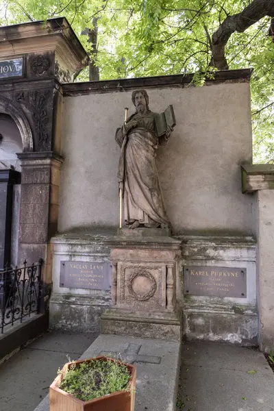 Prag, Çek Cumhuriyeti, 11 Mayıs 2024: Çek Cumhuriyeti 'nin Prag kentindeki Visegrad' da ünlü mezarlığında mezar taşı olarak peygamber heykeli