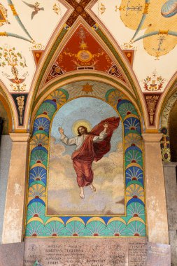 Prag, Çek Cumhuriyeti, 11 Mayıs 2024: Çek Cumhuriyeti 'nin Prag kentindeki Visegrad' da İsa Mesih 'in mezarlıkta resmedildiği mozaikle süslenmiş