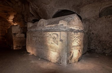 İsrail 'in kuzeyindeki Kiryat Tivon şehrinin yakınlarındaki Beit Shearim Necropolis antik mezarlığına taş oymaları yapıldı.