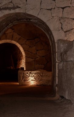 İsrail 'in kuzeyindeki Kiryat Tivon şehrinin yakınındaki Beit Shearim Mezarlığı' na taş oymalı taş süslemelerle harap edilmiş lahit.