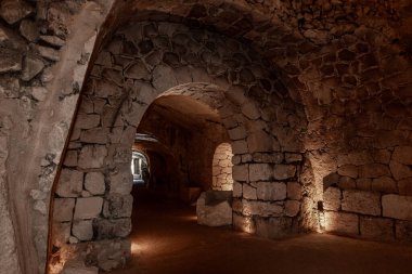 Stone, İsrail 'in kuzeyindeki Kiryat Tivon şehrinin yakınlarındaki Beit Shearim Mezarlığı' nın koridorları arasında kemerli bir geçit oluşturdu.