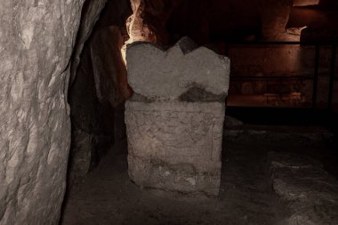 İsrail 'in kuzeyindeki Kiryat Tivon şehrinin yakınlarındaki Beit Shearim Mezarlığı' nda oyulmuş taş süslemeli lahit bulunuyor.