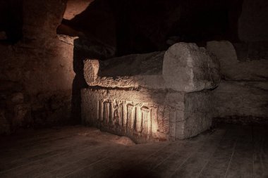 İsrail 'in kuzeyindeki Kiryat Tivon kenti yakınlarındaki Beit Shearim Mezarlığı' nda oyulmuş taş süslemeli lahit bulunuyor.