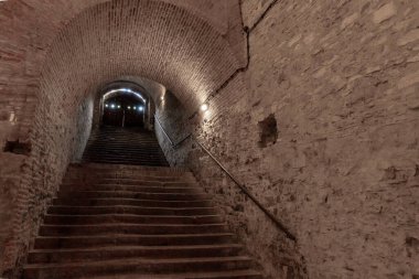 Çek Cumhuriyeti 'nin Prag' ın Vysehrad bölgesindeki kale duvarlarının altındaki zindandan çıkış.