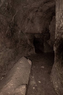 Lahitin kapağı İsrail 'in kuzeyindeki Kiryat Tivon şehrinin yakınlarındaki Beit Shearim Mezarlığı' ndaki odalardan birinde bulunuyor.