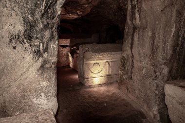 İsrail 'in kuzeyindeki Kiryat Tivon kenti yakınlarındaki Beit Shearim Mezarlığı' nın antik mezar yerinde oyulmuş taş süslemeli lahit bulunuyor.