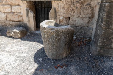 İsrail 'in kuzeyindeki Kiryat Tivon şehrinin yakınlarındaki Beit Shearim Mezarlığı' nda parçalanmış bir defin gemisinin kalıntıları.