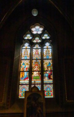 Prag, Çek Cumhuriyeti, 11 Mayıs 2024: Çek Cumhuriyeti 'nin Vysehrad ilçesindeki Aziz Peter ve Paul Bazilikası' nın vitraylı pencerelerinden biri