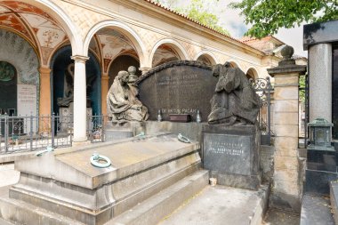 Prag, Çek Cumhuriyeti, 11 Mayıs 2024: Çek Cumhuriyeti 'nin Prag kentindeki Visegrad' da ünlü kişilerin mezarlığında yas heykelleriyle süslenmiş