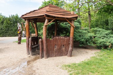 Prag, Çek Cumhuriyeti, 11 Mayıs 2024: Çek Cumhuriyeti 'nin Vysehrad Prag kentindeki oyun parkındaki kütük ve tahtalardan yapılmış çocuklar evi