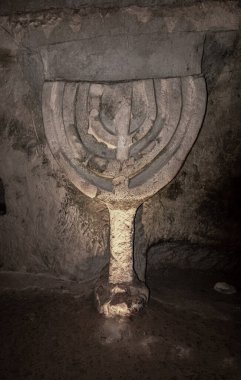 İsrail 'in kuzeyindeki Kiryat Tivon şehrinin yakınlarındaki Beit Shearim Mezarlığı' ndaki taştan oyulmuş yedi dallı büyük Yahudi menorası.