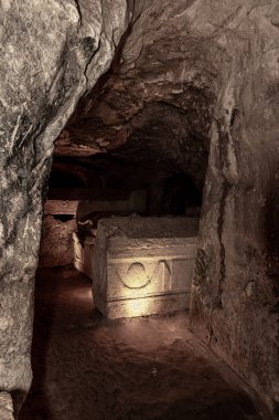 İsrail 'in kuzeyindeki Kiryat Tivon şehrinin yakınlarındaki Beit Shearim Mezarlığı' nda oyulmuş taş süslemeli lahit bulunuyor.