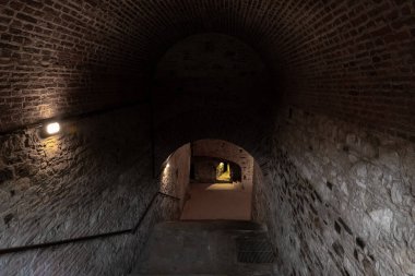 Çek Cumhuriyeti 'ndeki Vysehrad Prag' daki kale duvarlarının altındaki tünellere giden taş basamaklar.