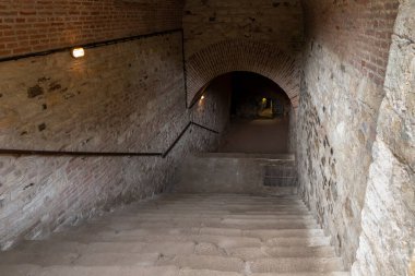 Çek Cumhuriyeti 'ndeki Vysehrad Prag' daki kale duvarlarının altındaki tünellere giden taş basamaklar.