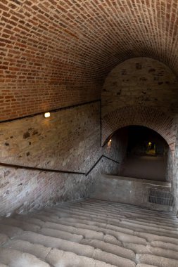 Çek Cumhuriyeti 'ndeki Vysehrad Prag' daki kale duvarlarının altındaki tünellere giden taş basamaklar.