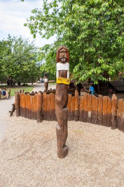 Prag, Çek Cumhuriyeti, 11 Mayıs 2024: Çek Cumhuriyeti 'nin Vysehrad Prag kentindeki oyun parkında halk kahramanı Premysl' in tahta oyulmuş heykeli