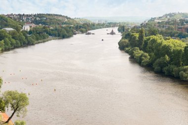 Çek Cumhuriyeti 'nin Vysehrad Prag kentindeki şehir duvarından Vltava nehrinin manzarası