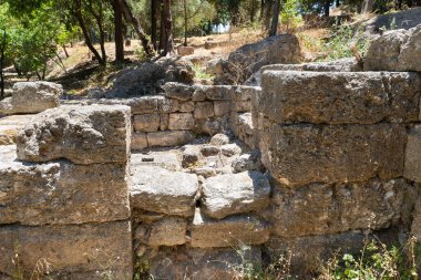 İsrail 'in kuzeyinde Kiryat Tivon kenti yakınlarındaki Beit Shearim mezarlığı yakınlarındaki taş şehir binalarının kalıntıları.