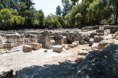 İsrail 'in kuzeyindeki Kiryat Tivon kenti yakınlarındaki Beit Shearim mezarlığı yakınlarında MS 2. yüzyıldan kalma sinagogun iç odalarının taş parçaları.