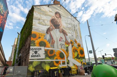 Prag, Çek Cumhuriyeti, 11 Mayıs 2024: Sınır Tanımayan Doktorlar için Reklam, Çek Cumhuriyeti 'nin Prag' ın eski tarihi bölümündeki bina duvarına resmedildi