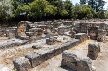 İsrail 'in kuzeyindeki Kiryat Tivon kenti yakınlarındaki Beit Shearim mezarlığı yakınlarında MS 2. yüzyıldan kalma ana sinagog faşizminin taş parçaları.