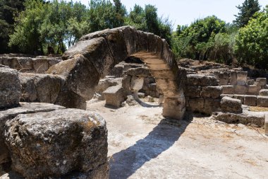 İsrail 'in kuzeyindeki Kiryat Tivon kenti yakınlarındaki Beit Shearim mezarlığı yakınlarında MS 1. yüzyıldan kalma sinagogun ana girişindeki taş kemerlerin kalıntıları.