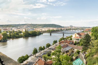 Prag, Çek Cumhuriyeti, 11 Mayıs 2024: Güçlendirilmiş şehir duvarından Vltava nehrine ve Çek Cumhuriyeti 'nin Vysehrad Prag kentindeki tarihi bölgelere bakın