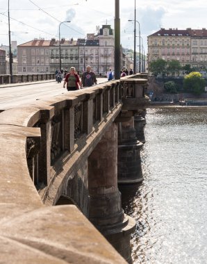 Prag, Çek Cumhuriyeti, 11 Mayıs 2024: Vltava Nehri üzerindeki Palacky Köprüsü 'nün akşam manzarası ve Çek Cumhuriyeti' nin Prag kentindeki antik evlerin seti