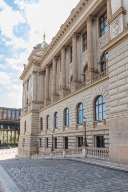 Prag, Çek Cumhuriyeti, 12 Mayıs 2024: Çek Cumhuriyeti 'nin Prag kentindeki Wenceslas Meydanı' ndaki Halklar Müzesi cephesinde sıva levhalarla süslenmiş