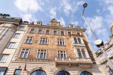 Prag, Çek Cumhuriyeti, 12 Mayıs 2024: Çek Cumhuriyeti 'nin Prag' ın eski kesimindeki Vodickova Caddesi 'ndeki eski bir binanın duvarına antika çizimler