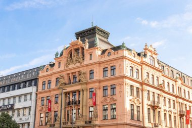 Prag, Çek Cumhuriyeti, 12 Mayıs 2024: Çek Cumhuriyeti 'nin Prag' ın eski kesimindeki Vodickova Caddesi 'nde heykellerle süslenmiş eski bir bina