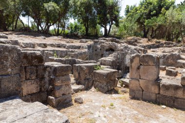 İsrail 'in kuzeyindeki Kiryat Tivon şehri yakınlarındaki Beit Shearim mezarlığı yakınlarındaki taş şehir binalarının kalıntıları.