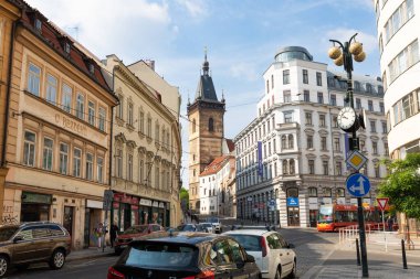 Prag, Çek Cumhuriyeti, 12 Mayıs 2024: Çek Cumhuriyeti 'nin Prag' ın eski kesimindeki Vodickova Caddesi 'ndeki eski binalar ve Yeni Belediye Binası