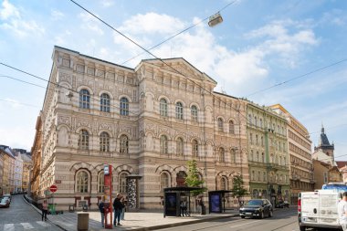 Prag, Çek Cumhuriyeti, 12 Mayıs 2024: Çek Cumhuriyeti 'nin Prag' ın eski kesimindeki Vodickova Caddesi 'ndeki eski binanın ön cephesinde dekoratif desenler