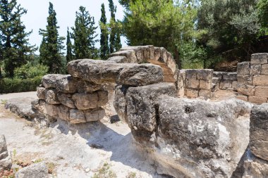 İsrail 'in kuzeyindeki Kiryat Tivon kenti yakınlarındaki Beit Shearim mezarlığı yakınlarında MS 1. yüzyıldan kalma sinagogun ana girişindeki taş kemerler.