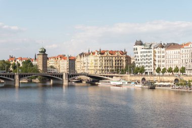 Prag, Çek Cumhuriyeti, 11 Mayıs 2024: Vltava Nehri üzerindeki Irasekov Köprüsü ve Çek Cumhuriyeti 'nin Prag kentindeki antik evlerle dolum