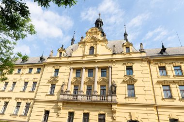 Prag, Çek Cumhuriyeti, 12 Mayıs 2024: Çek Cumhuriyeti 'nin Prag kentindeki Charles Meydanı' nda heykeller ve levrekler ile süslenmiş eski bina