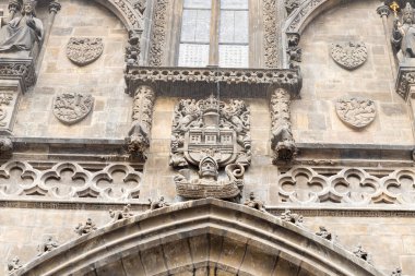 Prag, Çek Cumhuriyeti, 12 Mayıs 2024: Çek Cumhuriyeti 'nin Prag' ın eski kesimindeki Toz Kapısı Kulesi 'nin duvarında armalar