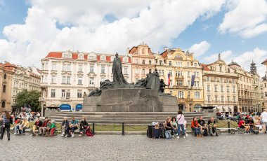 Prag, Çek Cumhuriyeti, 12 Mayıs 2024: Çek Cumhuriyeti 'nin Prag' ın eski kesimindeki Eski Şehir Meydanı 'ndaki Jan Hus anıtı