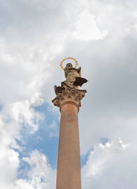 Prag, Çek Cumhuriyeti, 12 Mayıs 2024: Mariana Sütunun üst kısmı Çek Cumhuriyeti 'nin Prag' ın eski kesimindeki Eski Şehir Meydanı 'nda