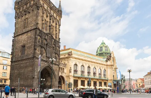 Prag, Çek Cumhuriyeti, 12 Mayıs 2024: Çek Cumhuriyeti 'nin Prag' ın eski kesimindeki Toz Kapısı Kulesi ve İkinci Dünya Savaşı Müzesi 'nin önündeki meydan