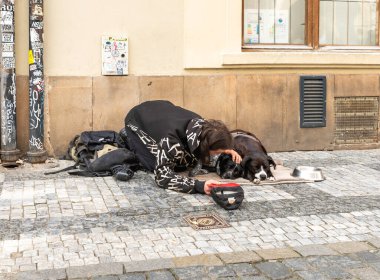 Prag, Çek Cumhuriyeti, 12 Mayıs 2024: Çek Cumhuriyeti 'nin Prag kentindeki Celetna Caddesi' nde iki köpeği olan bir dilenci dilenci