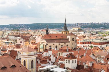 Prag, Çek Cumhuriyeti, 12 Mayıs 2024: Çek Cumhuriyeti 'nin Prag' ın eski kesimindeki Old Town Hall 'un gözlem platformundan St. Giles Kilisesi ve eski kasaba manzarası