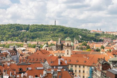 Prag, Çek Cumhuriyeti, 12 Mayıs 2024: Çek Cumhuriyeti 'nin Prag' ın eski kesimindeki Old Town Hall 'un gözlem platformundan eski kentin görüntüsü