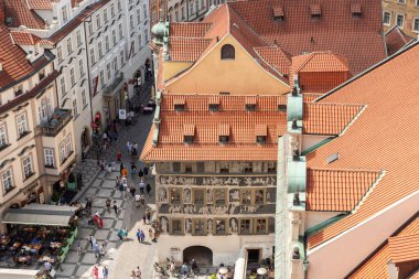 Prag, Çek Cumhuriyeti, 12 Mayıs 2024: Çek Cumhuriyeti 'nin Prag' ın eski bir kesimindeki Old Town Hall 'un gözlem platformundan Eski Şehir Meydanı' ndaki The House at the Minute 'a bakmak